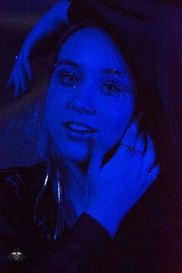 Séance moderne avec Jenn, avec une couleur très forte bleue, d'inspiration de la série Euphoria.