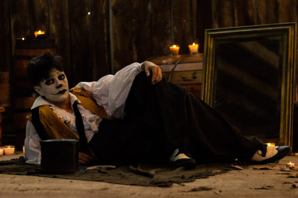 Séance d'inspiration de la pièce de théâtre Les chaises d' Ionesco du costume de clown de Wallüa interprété par Gabriel. Ici Gabriel est allongé au sol en fumant une cigarette.
