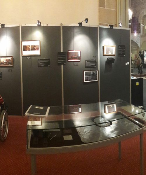Photographie de l'exposition de la série de récit photographique "A l'ombre de votre regard" lors du Forum des Art à ST MALO.