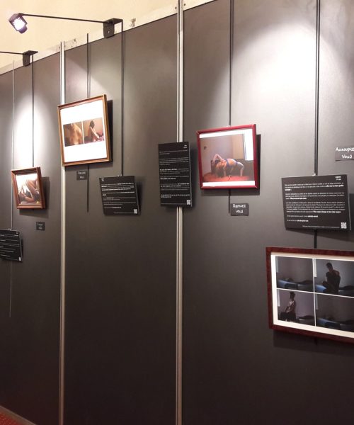 Photographie de l'exposition de la série de récit photographique "A l'ombre de votre regard" lors du Forum des Art à ST MALO.