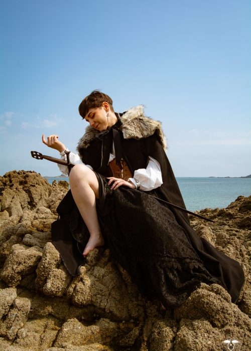 Séance d'inspiration d'une chevalière de la mer, costume de Clarie, agrémentée de pièce de Delphine. Ici pose en costume avec l'épée avec fond de mer