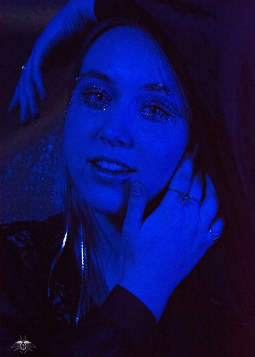 Séance moderne avec Jenn, avec une couleur très forte bleue, d'inspiration de la série Euphoria.