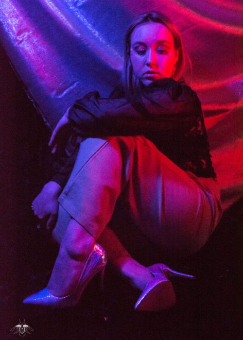 Séance moderne avec Jenn, avec une couleur très forte bleue et rouge, d'inspiration de la série Euphoria.