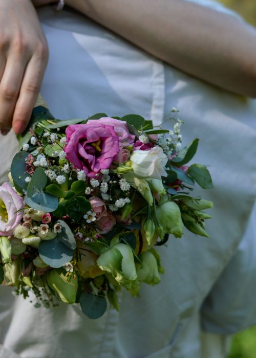 Détails de la séance photo des mariés lors de leur journée de mariage. Détails sur le bouquet tenu par la mariée.