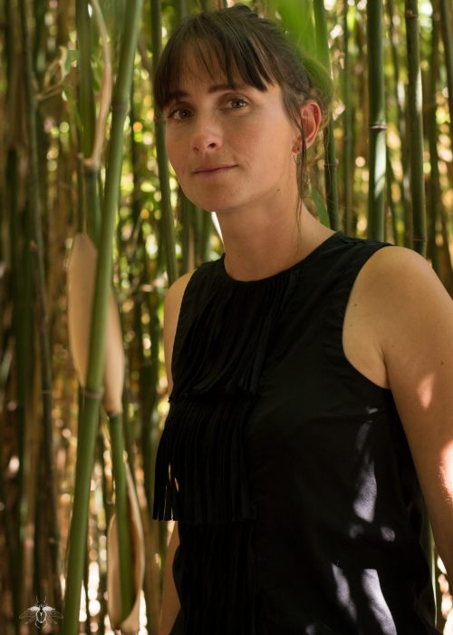 Portrait corporate Mylène, femme en tenue professionnelle dans une forêt de bambou souriant.