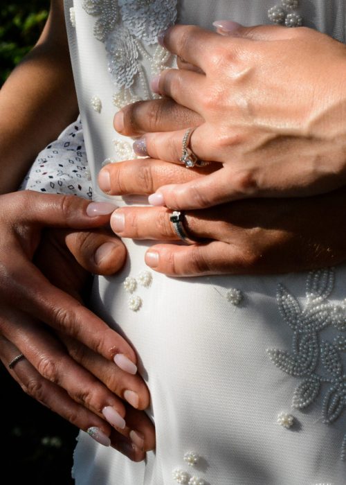 Détails des mains de mariées lors des photos de couples de la journée de mariage.