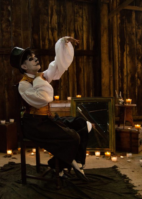 Séance d'inspiration de la pièce de théâtre Les chaises d' Ionesco du costume de clown de Wallüa interprété par Gabriel. Ici Gabriel se met en scène de profil sur une chaise.